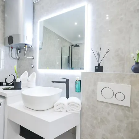 S&s Luxury With Balcony, 10 Minutes Walk To Old Town, Free Parking