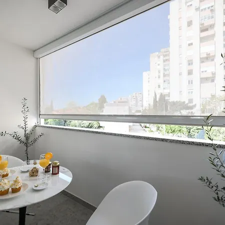 S&S Luxury Apartment 10 Minutes Walk To Old Town, Free Parking
