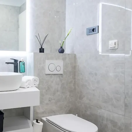 Apartment S&s Luxury With Balcony, 10 Minutes Walk To Old Town, Free Parking