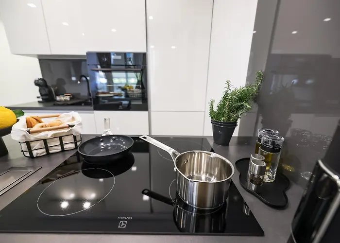 S&s Luxury With Balcony, 10 Minutes Walk To Old Town, Free Parking *