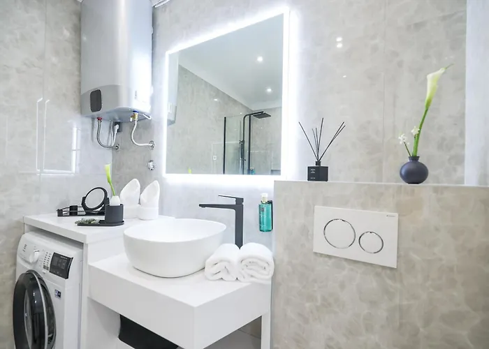 S&s Luxury With Balcony, 10 Minutes Walk To Old Town, Free Parking