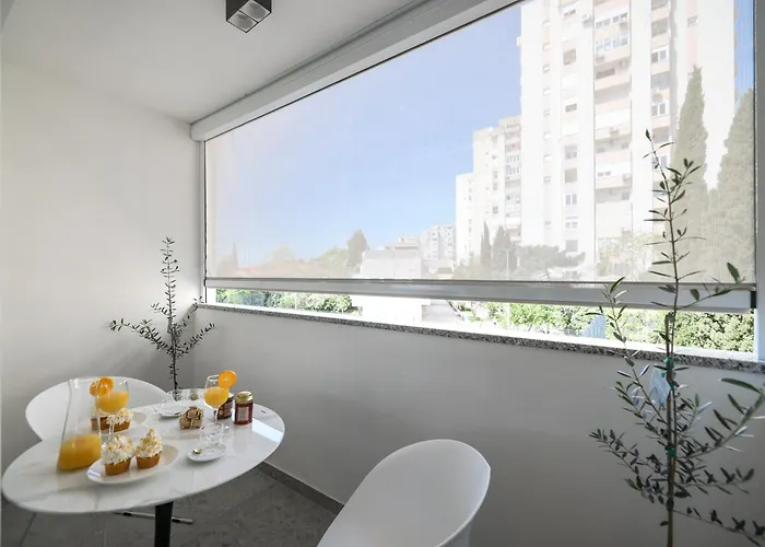 S&s Luxury With Balcony, 10 Minutes Walk To Old Town, Free Parking