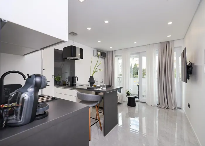 S&s Luxury With Balcony, 10 Minutes Walk To Old Town, Free Parking